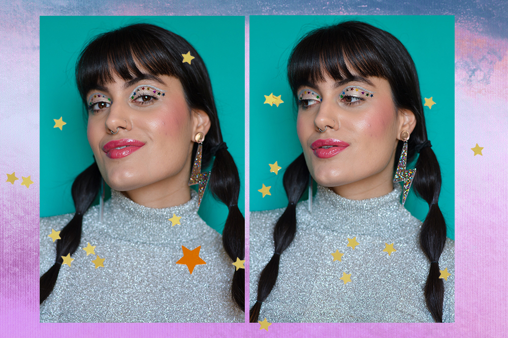 maquiagem-estrelinhas-coloridas-rock-in-rio-tutorial Montagem em fundo degradê azul e lilás com estrelinhas douradas de duas fotos de menina de cabelo preto com franjinha e penteado com trança bolha usando blusa prata de gola alta e maquiagem com delineado prata no côncavo e estrelinhas coloridas coladas nos olhos