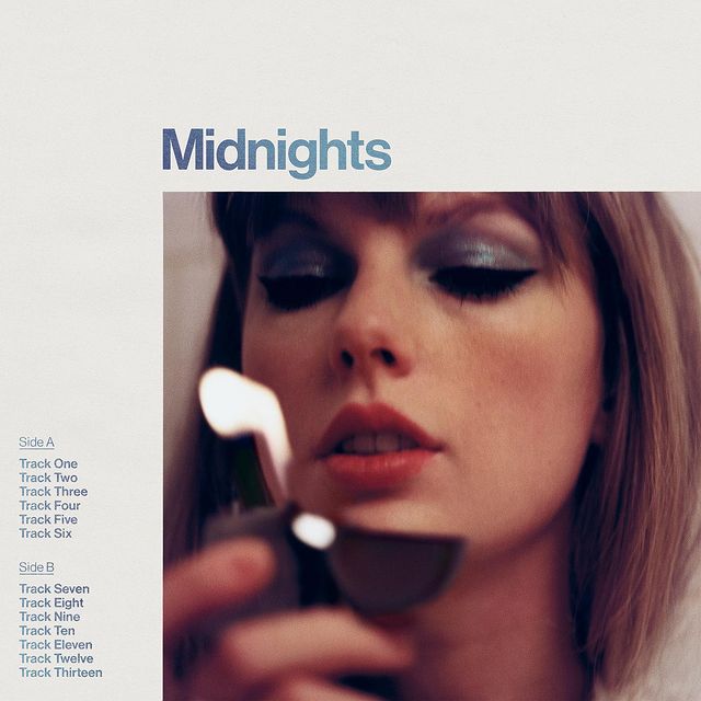 Taylor Swift segurando um isqueiro aceso em capa de divulgação álbum Midnights; o nome do disco aparece em tons de azul e verde na parte superior da foto assim como o nome das 13 faixas com "side A" e "side B" ao lado da foto em um fundo branco