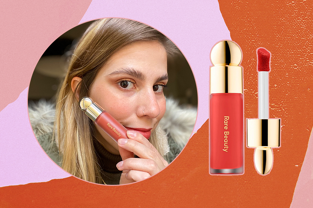 testamos-produtos-maquiagem-rare-beauty Montagem em fundo laranja e rosa de foto em moldura circular da repórter Sofia Duarte segurando blush líquido da Rare Beauty e, à direita, o foto em still do blush em tom alaranjado