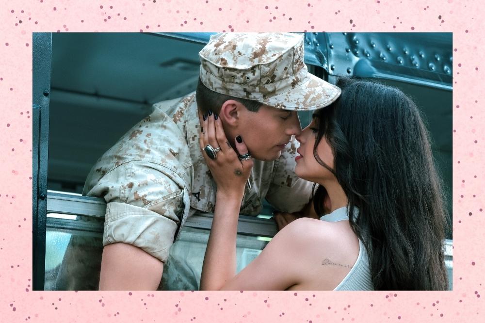 Montagem com o fundo rosa e foto de uma cena do filme Purple Hearts da Netflix no centro.