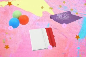 montagem em um fundo texturizado em tons de rosa, com colagem de bolinhas coloridas, tapete de yoga e cadernos com pauta