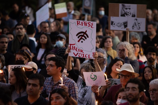 Caso Mahsa Amini: entenda os protestos feministas que estão rolando no Irã Manifestação de apoio às iranianas em na Universidade de Berkeley, na Califórnia
