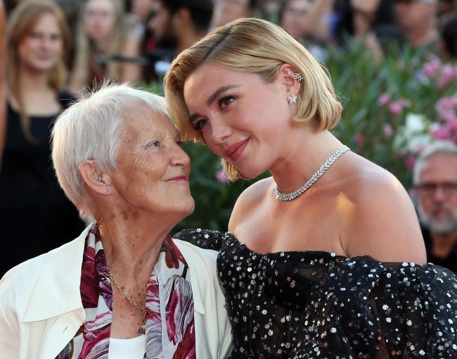 Florence Pugh posa para fotos com sua avó Pat no Tapete Vermelho do Festival Internacional de Veneza