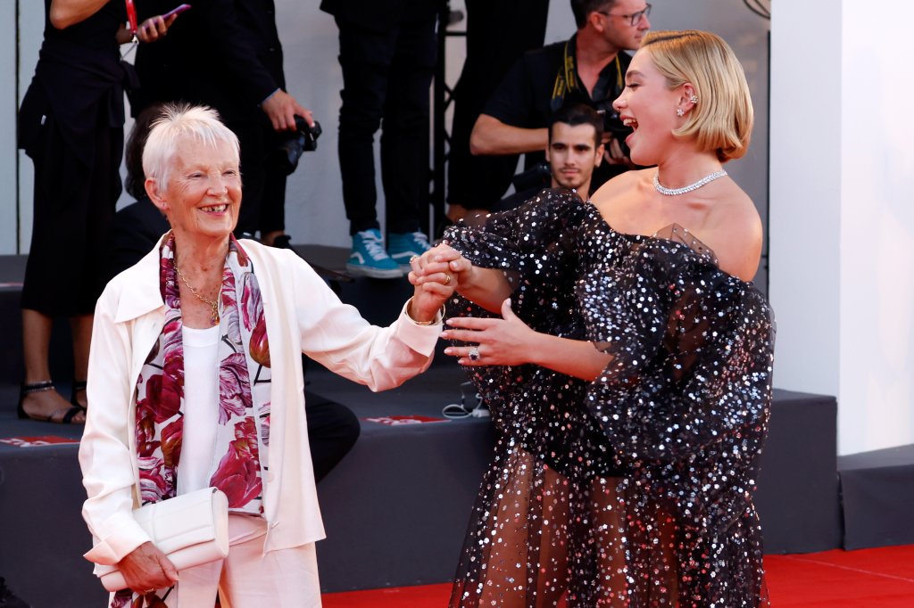 Florence Pugh dança com sua avó Pat no Tapete Vermelho do Festival Internacional de Veneza