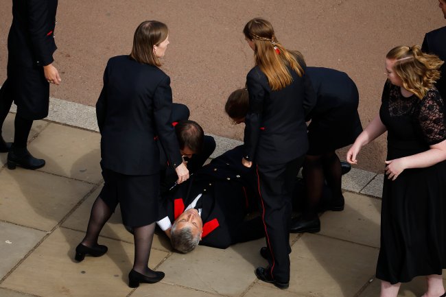 O adeus à Rainha Elizabeth II em imagens Funcionário da guarda real desmaia durante cerimônia do funeral da rainha Elizabeth II, no Palácio de Buckingham, e é acudido por presentes da família real