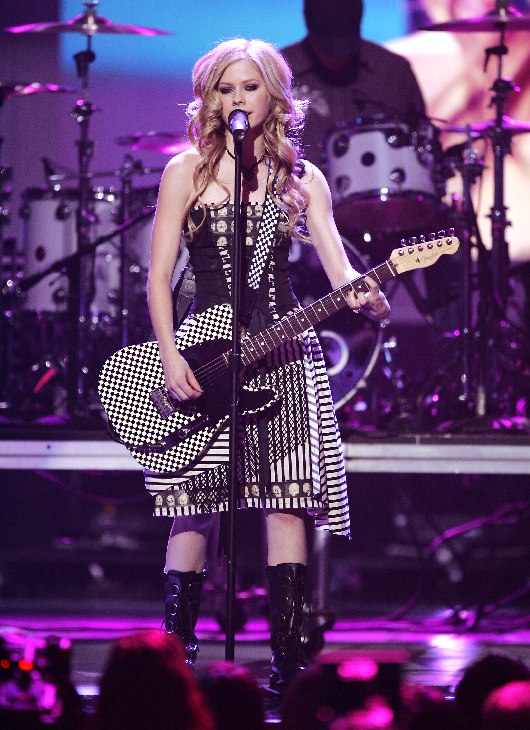 2004 World Music Awards – Show Avril Lavigne fazendo show no World Music Awards em 2004