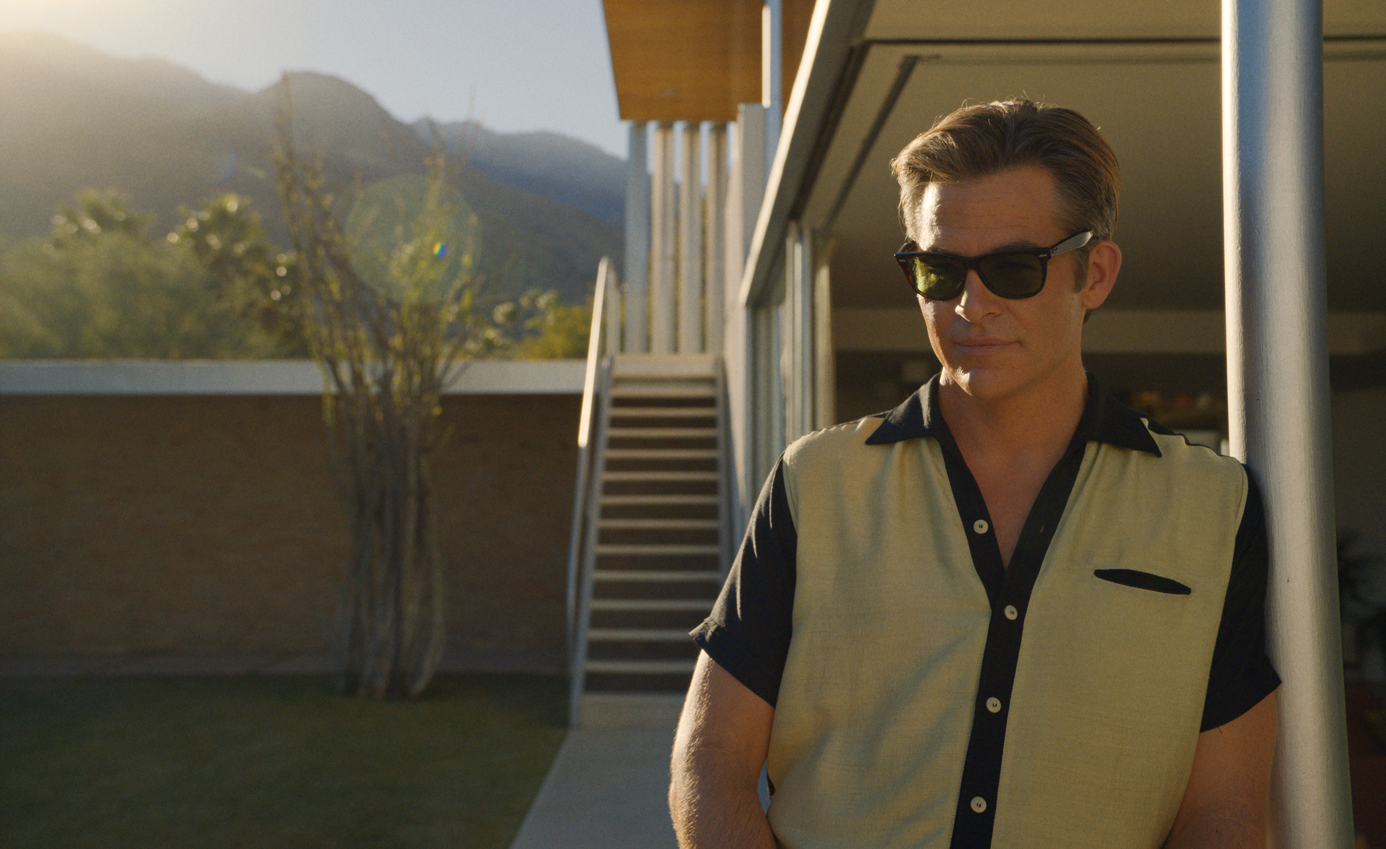 chris-pine-nao-se-preocupe-querida Chris Pine usando óculos de sol em cena do filme Não Se Preocupe, Querida