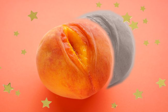 Pêssego suculento em um fundo laranja. Conceito sexual