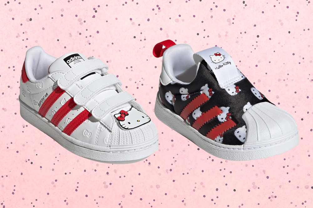 Dois tênis Superstar da coleção da Adidas com a Hello Kitty em fundo rosa com bolinhas