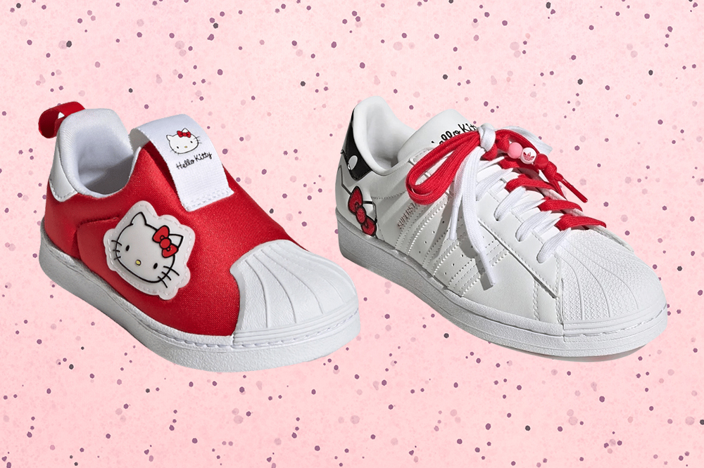 Dois tênis Superstar da coleção da Adidas com a Hello Kitty em fundo rosa com bolinhas