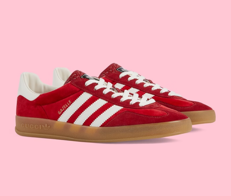 Tênis vermelho da colaboração entre Adidas e Gucci em fundo rosa