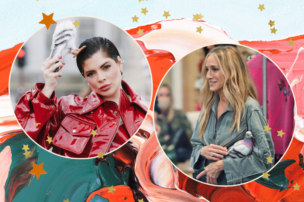 Montagem em fundo colorido com estrelinhas douradas de duas fotos em molduras circulares. À esquerda, Gkay usando roupa vermelha e uma bolsa de pombo da JW Anderson. À direita, Sarah Jessica Parker usando a mesma bolsa.