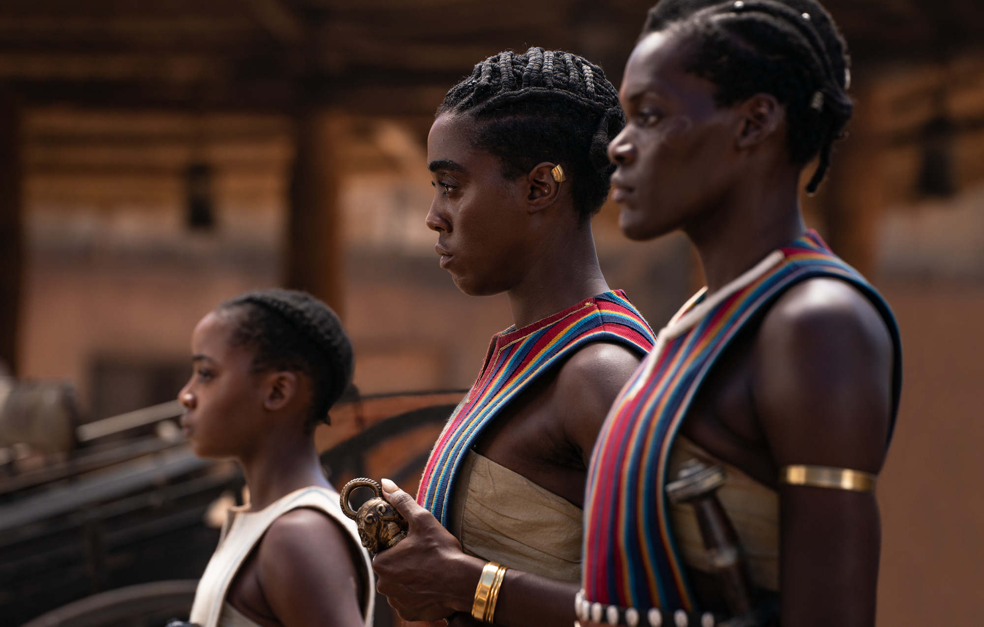 Imagem mostra, da esquerda para direita, Thuso Mbedu como Nawi, Lashana Lynch como Izogie e Shelia Atim como Amenza.