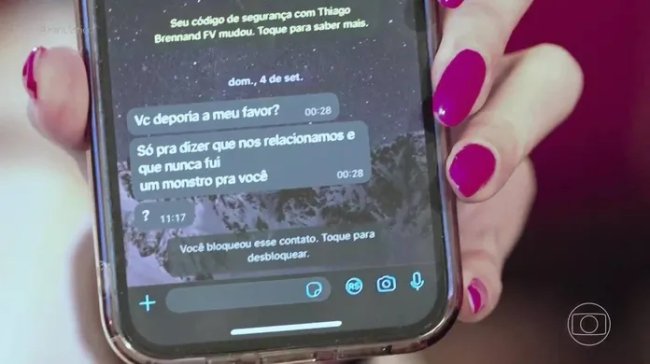 Print da tela do celular. Tem uma conversa de WhatsApp aberta e um home tenta convencer uma mulher a depor a seu favor na delegacia