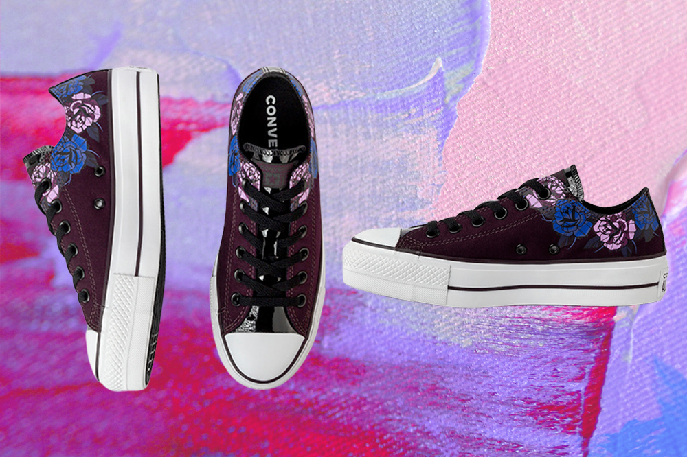 Tênis roxo floral da coleção de Halloween da Converse em montagem com fundo roxo e lilás