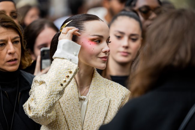 dove-cameron-no-desfile-de-primavera-verao-2023-da-valentino Maquiagem com pedrinhas da Dove Cameron no desfile de primavera/verão de 2023 da Valentino