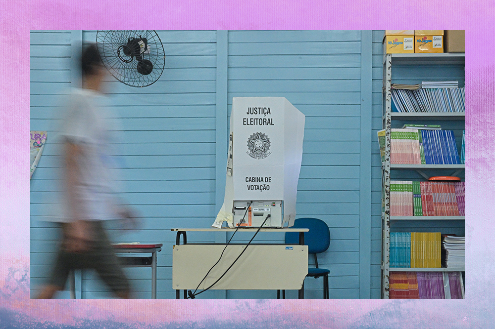 Montagem em fundo lilás e azul com foto de escola que serve como colégio eleitoral nas eleições de 2022. Há a cabina eleitoral ao centro, uma pessoa à esquerda com silhueta borrada e se movimentando em direção à urna, e uma estante com livros à direita