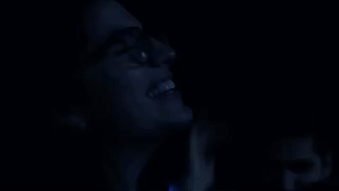 coisas para fazer sozinha gif de uma garota curtindo um show