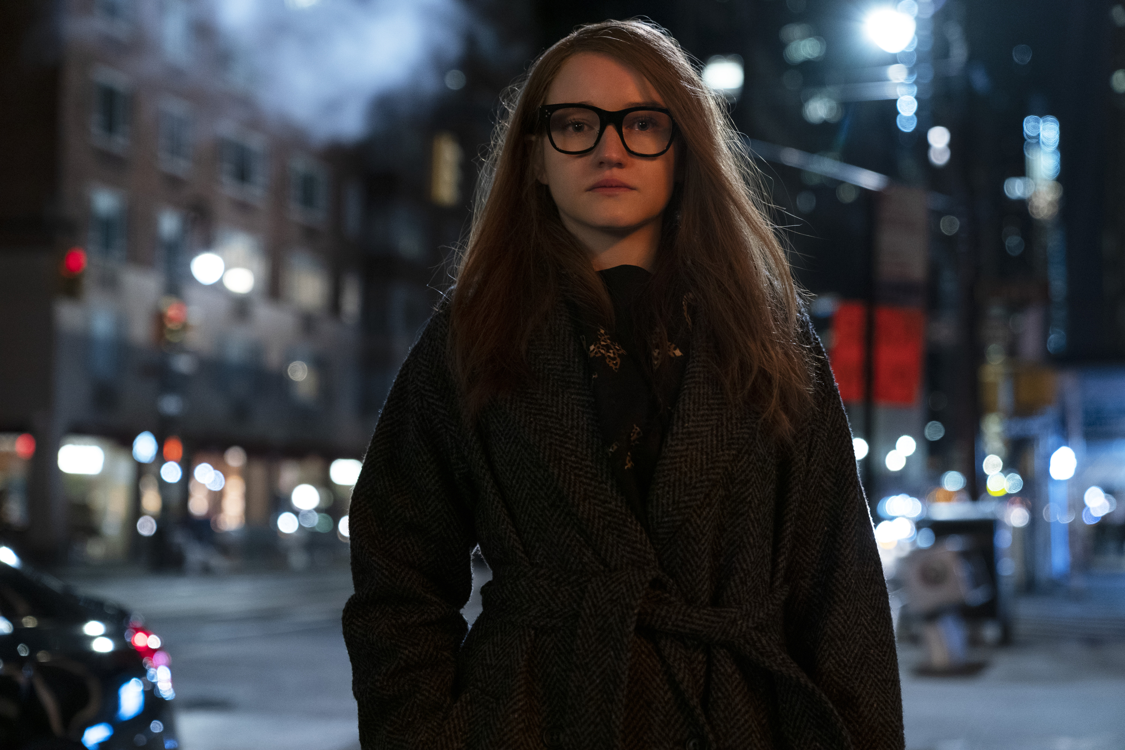 inventando-anna-netflix-fantasia-halloween Julia Garner como Anna Delvery na minissérie Inventando Anna
