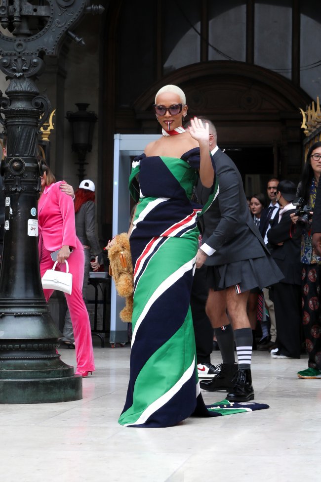 Doja Cat na Semana de Moda de Paris usando um look verde e azul