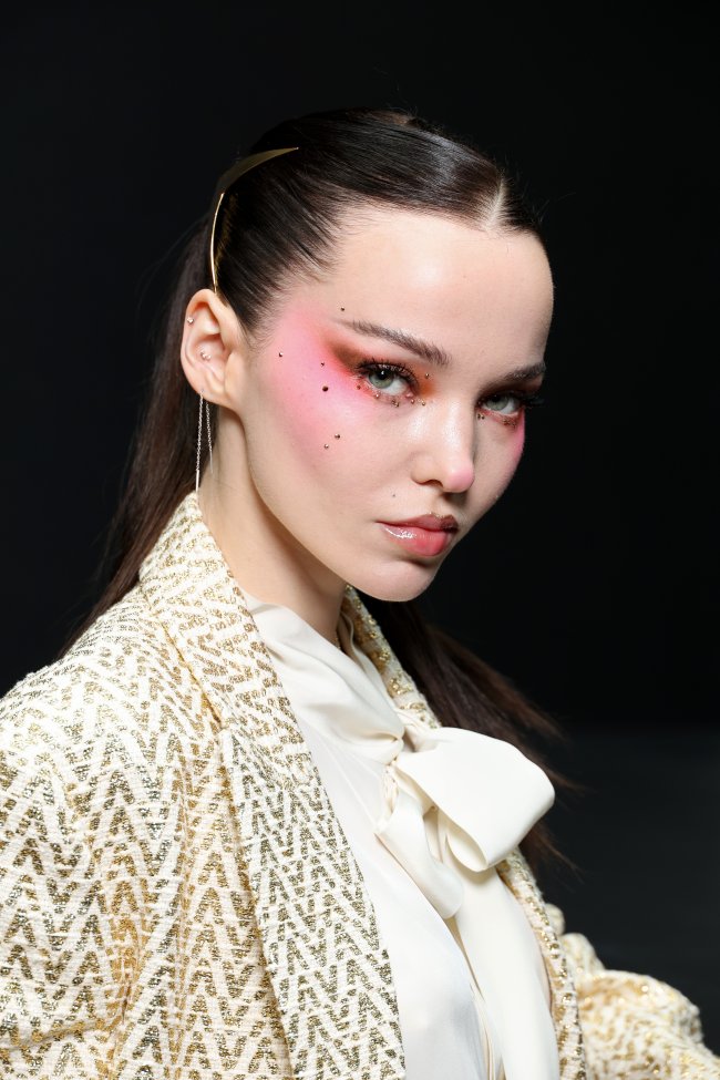 maquiagem-pedrinhas-desfile-valentino-dove-cameron Maquiagem Dove Cameron no desfile de primevera/verão 2023 da Valentino