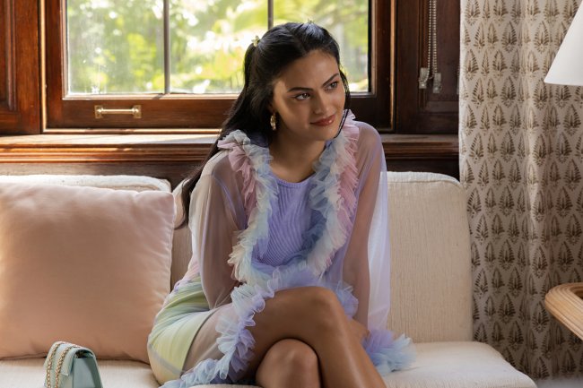 Foto de uma cena do filme Justiceiras da Netflix com a Camila Mendes.