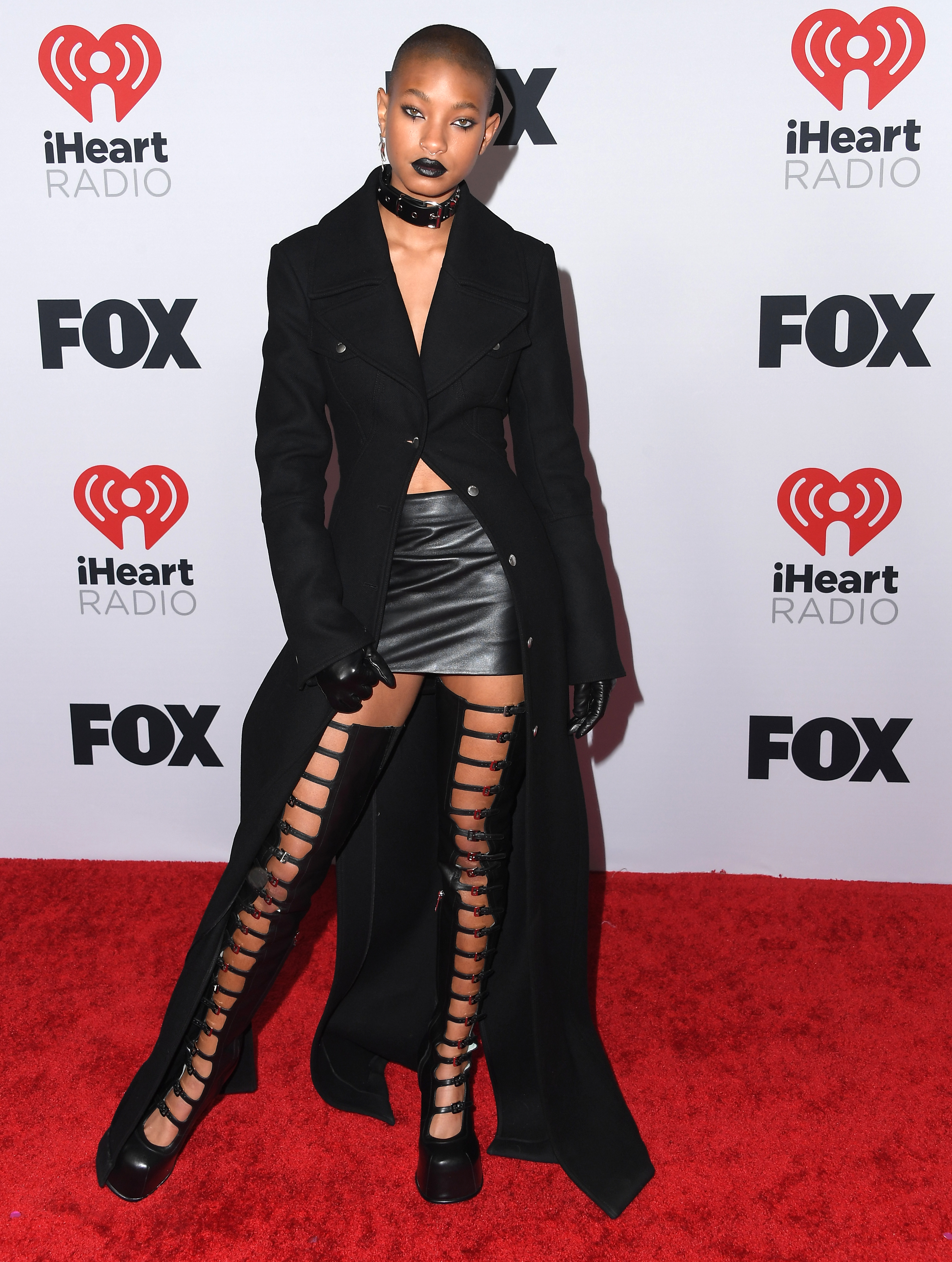 2022 iHeartRadio Music Awards – Arrivals Willow Smith no iHeartRadio Music Awards em março de 2022 usando look todo preto com bota até a coxa