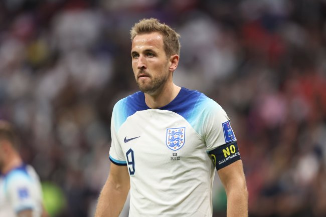 Harry Kane usando faixa escrita “Não à discriminação” durante jogo Inglaterra X EUA Harry Kane usando faixa escrita