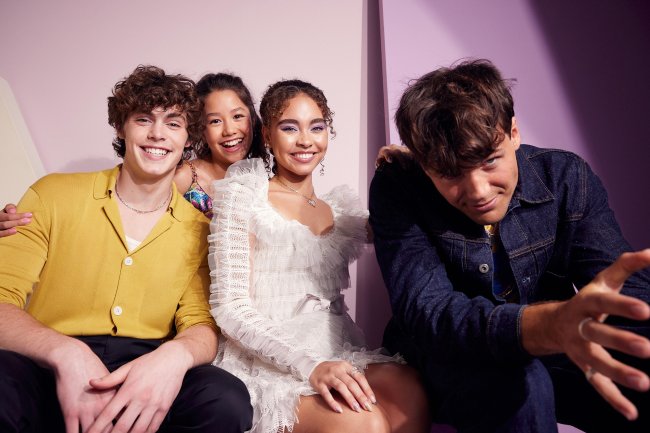 The IMDb Official Portrait Studio At D23 2022 Jack Champion, Trinity Bliss, Bailey Bass e Jamie Flatters posando para foto de divulgação de Avatar; eles estão sentados e rindo enquanto olham para a câmera