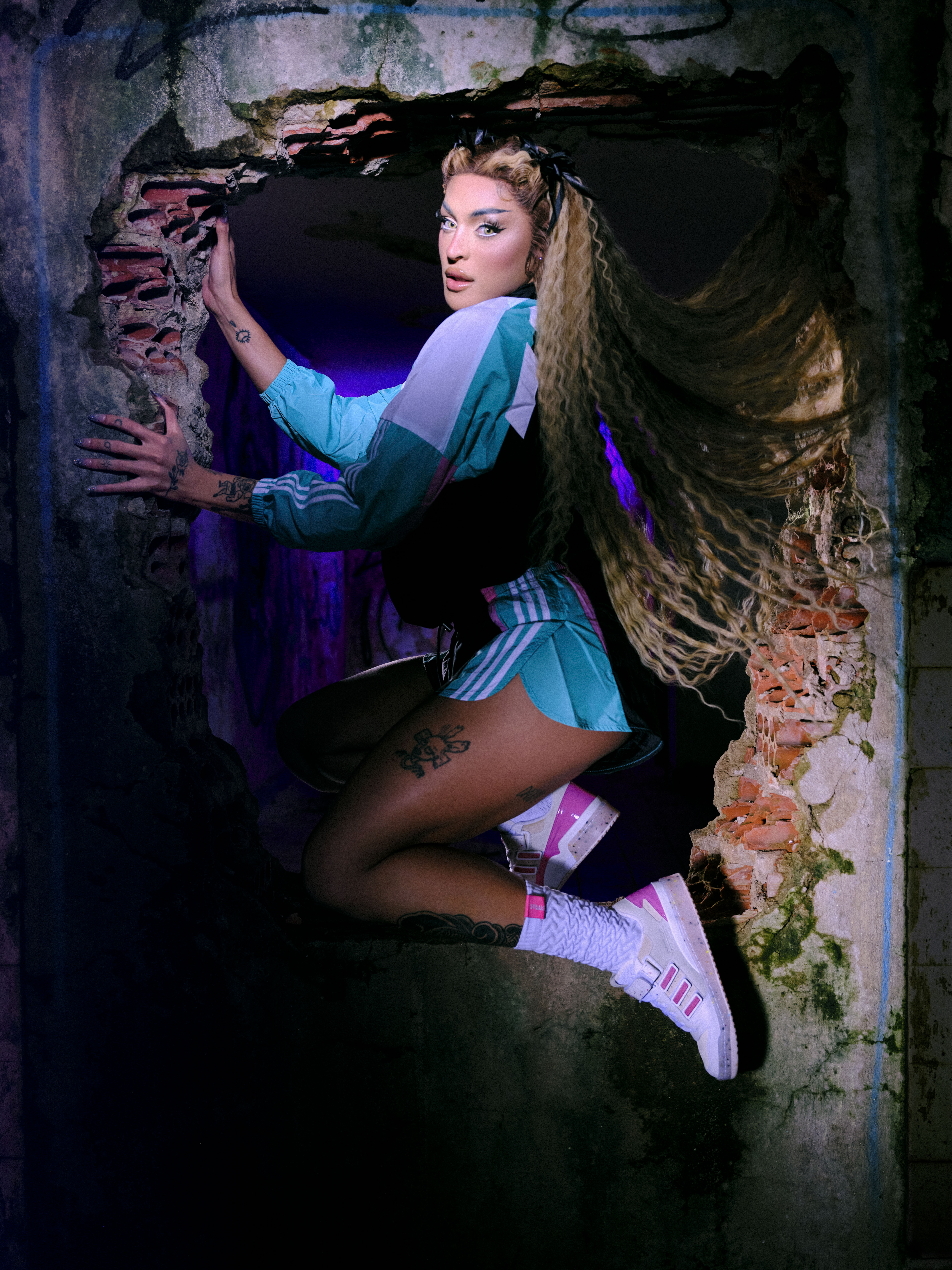 adidas_PV_HickDuarte_1590 Pabllo Vittar posando com seu tênis em parceria com a Adidas