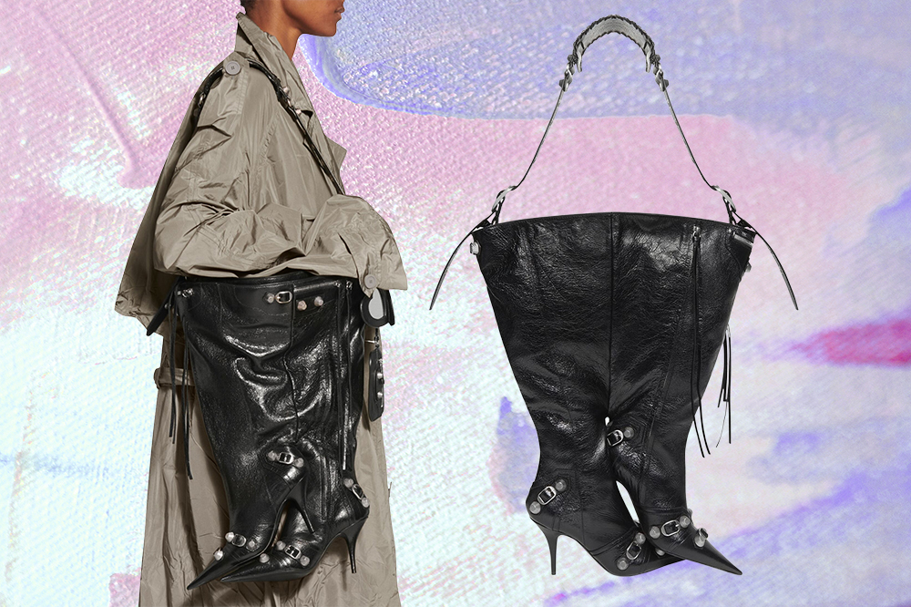 bolsa-polemica-bota-balenciaga-le-cagole-01 Montagem em fundo lilás e rosa com duas fotos. À esquerda, modelo usando casaco cinza com bolsa em formato de bota da Balenciaga nos ombros. À direita, apenas a bolsa em formato de bota
