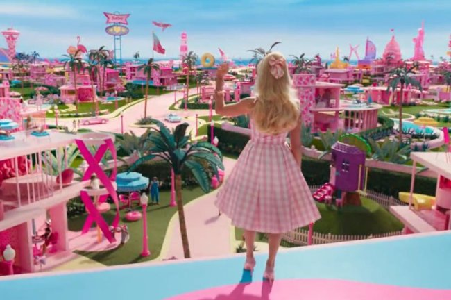 barbie – 2 Margot Robbie caracterizada como Barbie de costas