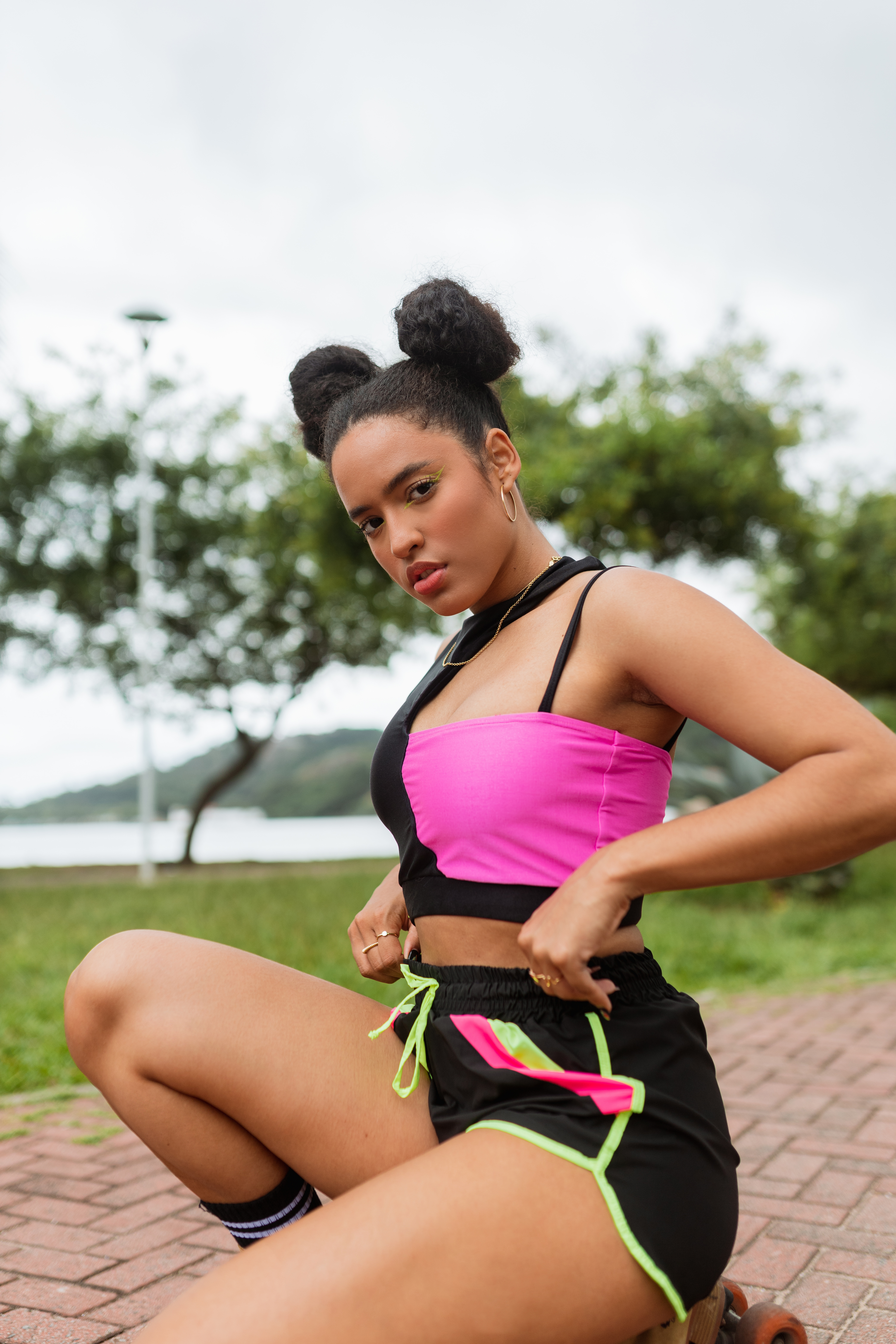 colecao-roupas-capricho-agua-azul-aguete-joy-03 Modelo usando top e short preto com rosa e verde neon da Coleção de roupas da CAPRICHO com a Agua Azul