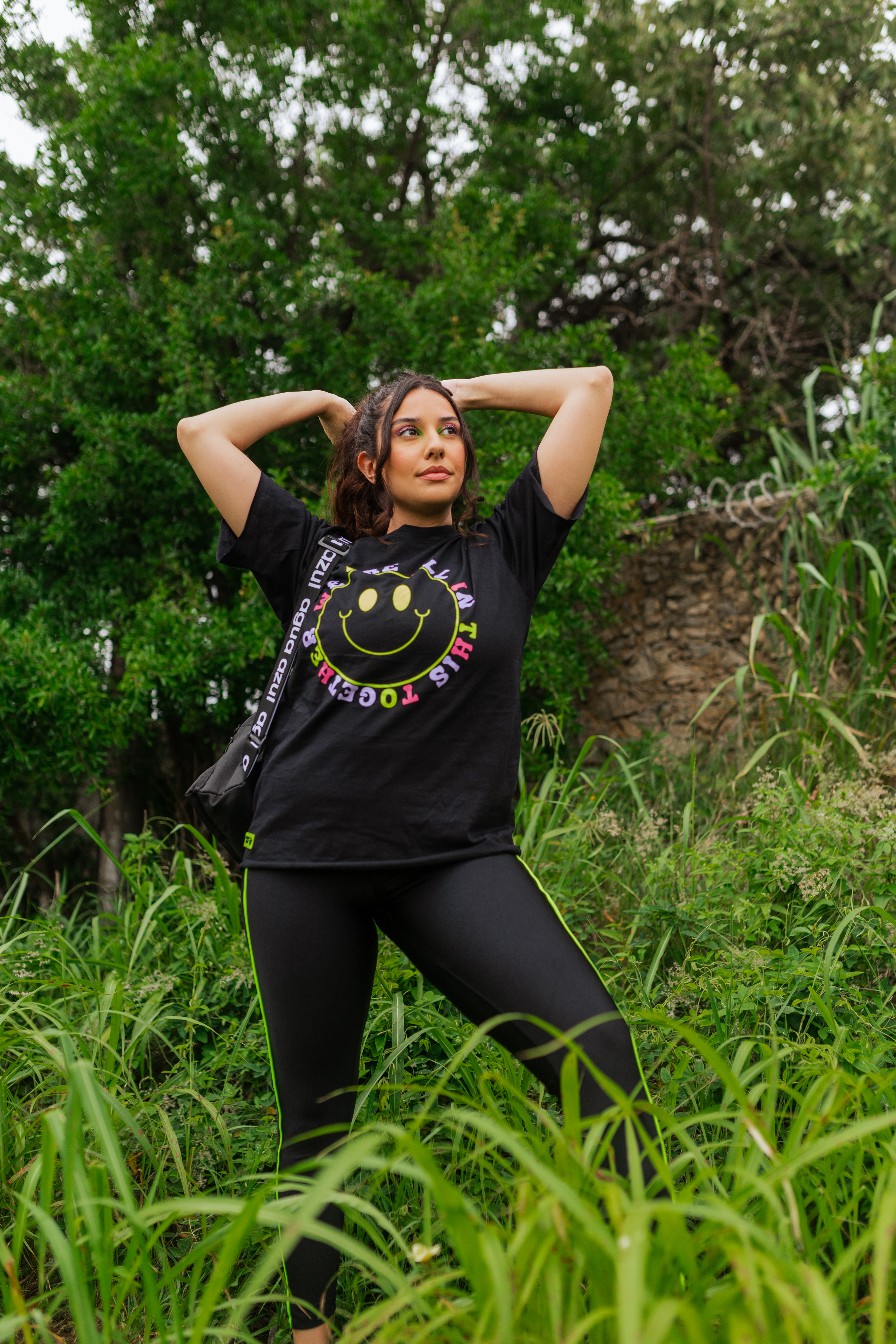 Modelo usando camiseta e legging da Coleção de roupas da CAPRICHO com a Agua Azul no mood Aguete Happy