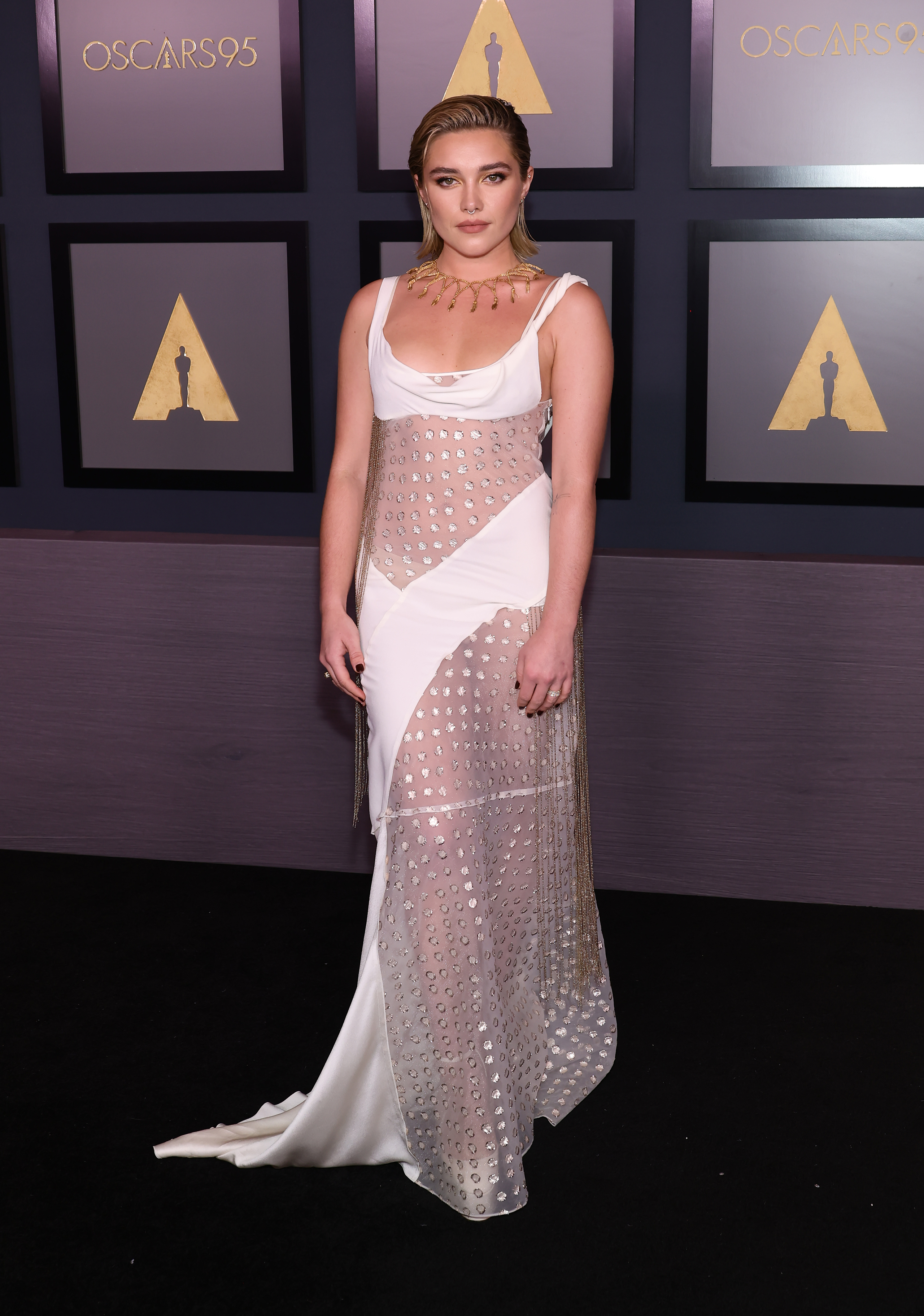 Florence Pugh no Governors Awards em novembro de 2022 usando vestido branco com transparência