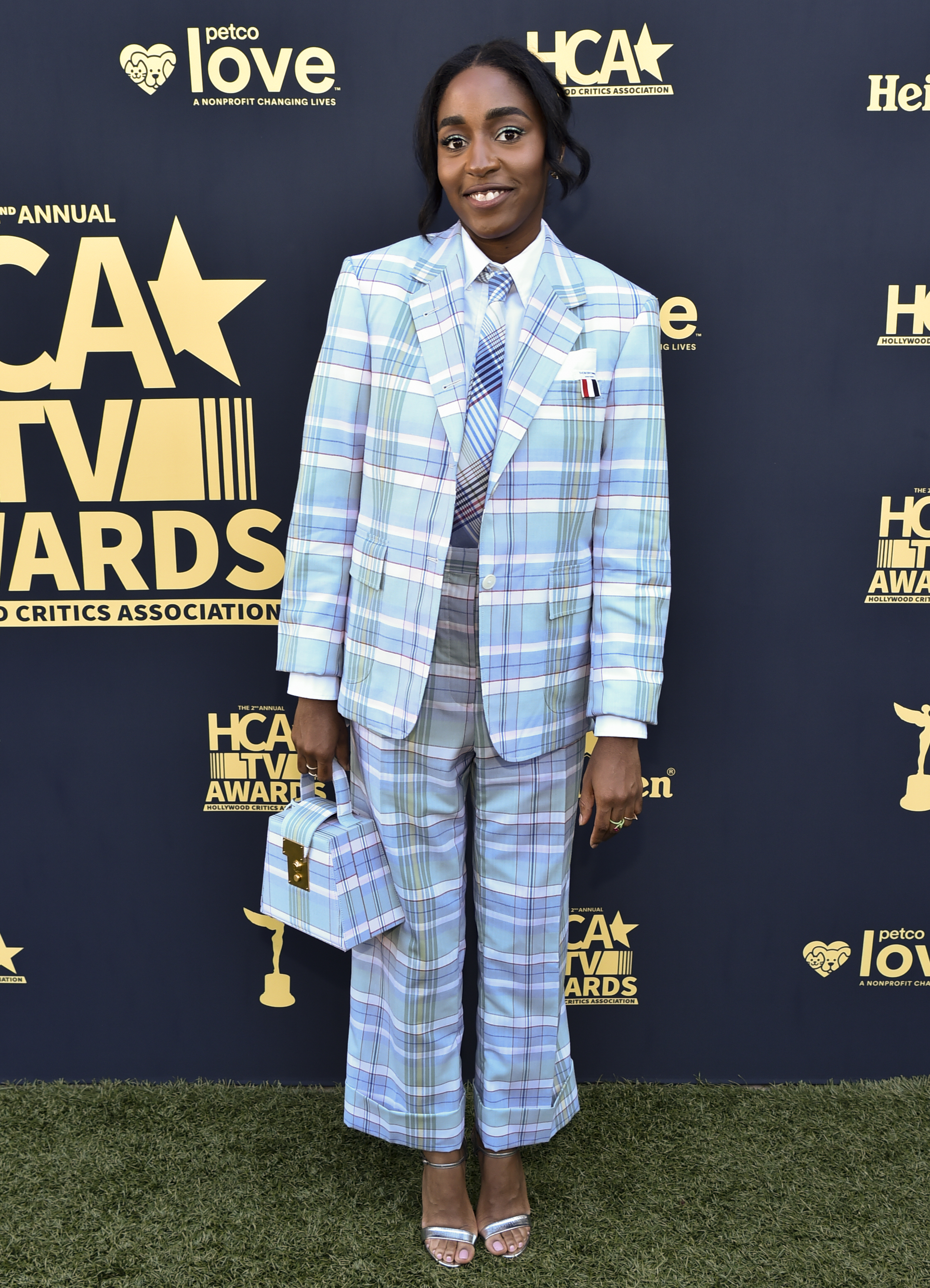 The 2nd Annual HCA TV Awards: Streaming – Arrivals Ayo Edebiri no 2nd Annual HCA TV Awards em 2022 usando terninho xadrez azul