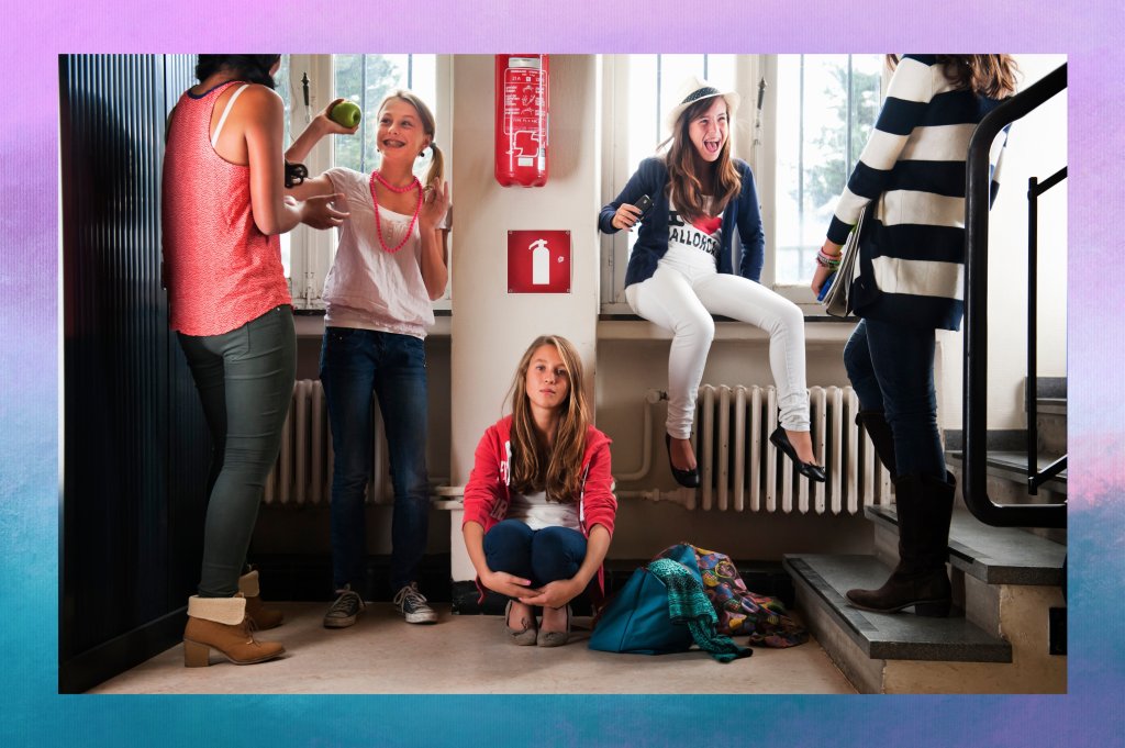 Adolescentes conversando no corredor da escola