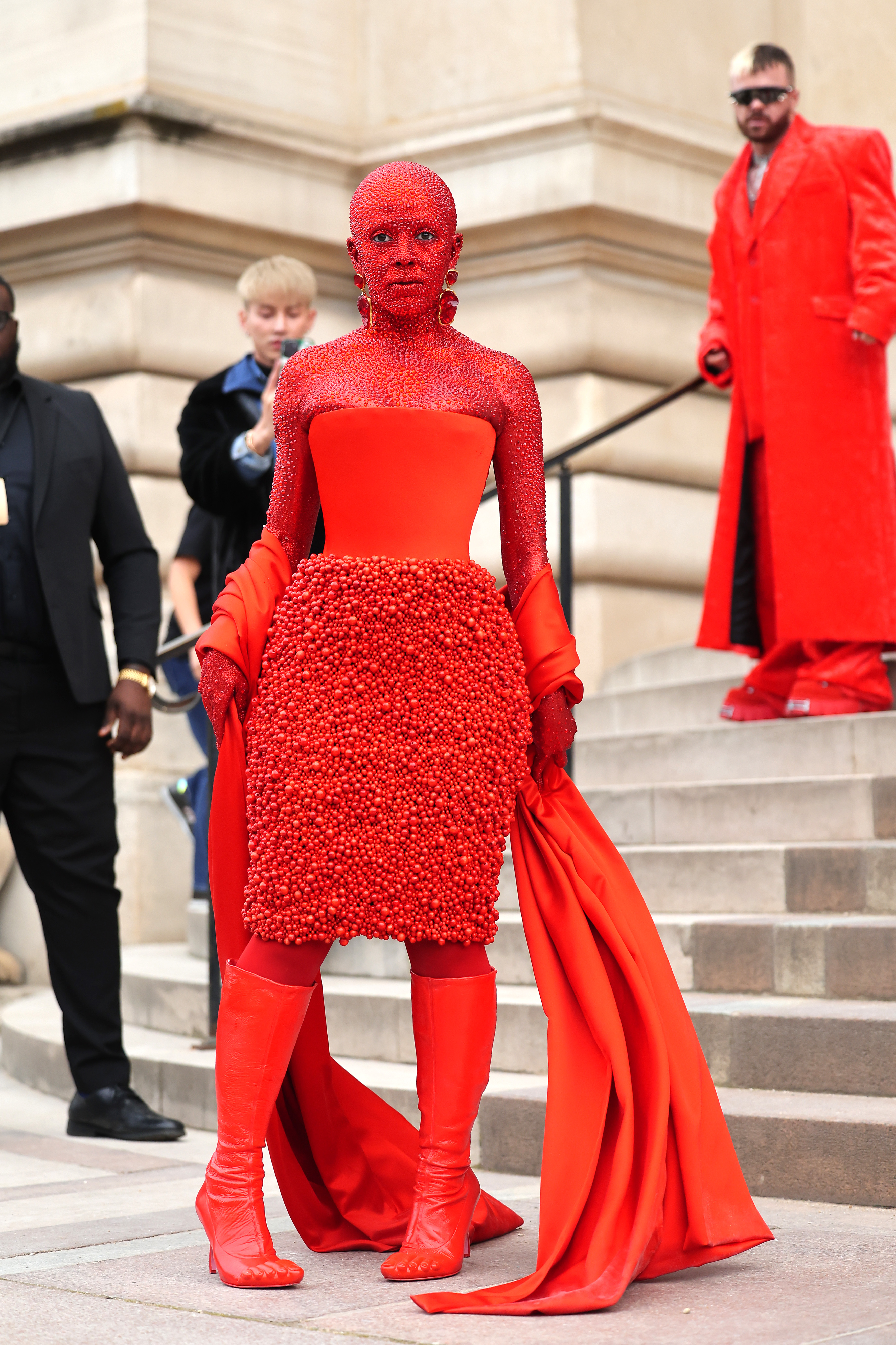 Schiaparelli : Outside Arrivals – Haute Couture Spring Summer 2023 Doja Cat no desfile da Schiaparelli na semana de alta-costura 2023 de Paris usando look todo vermelho