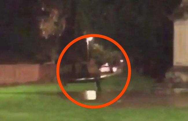 “Soldado fantasma” aparece sentado em frente à memorial de guerra; assista! Imagem do possível fantasma