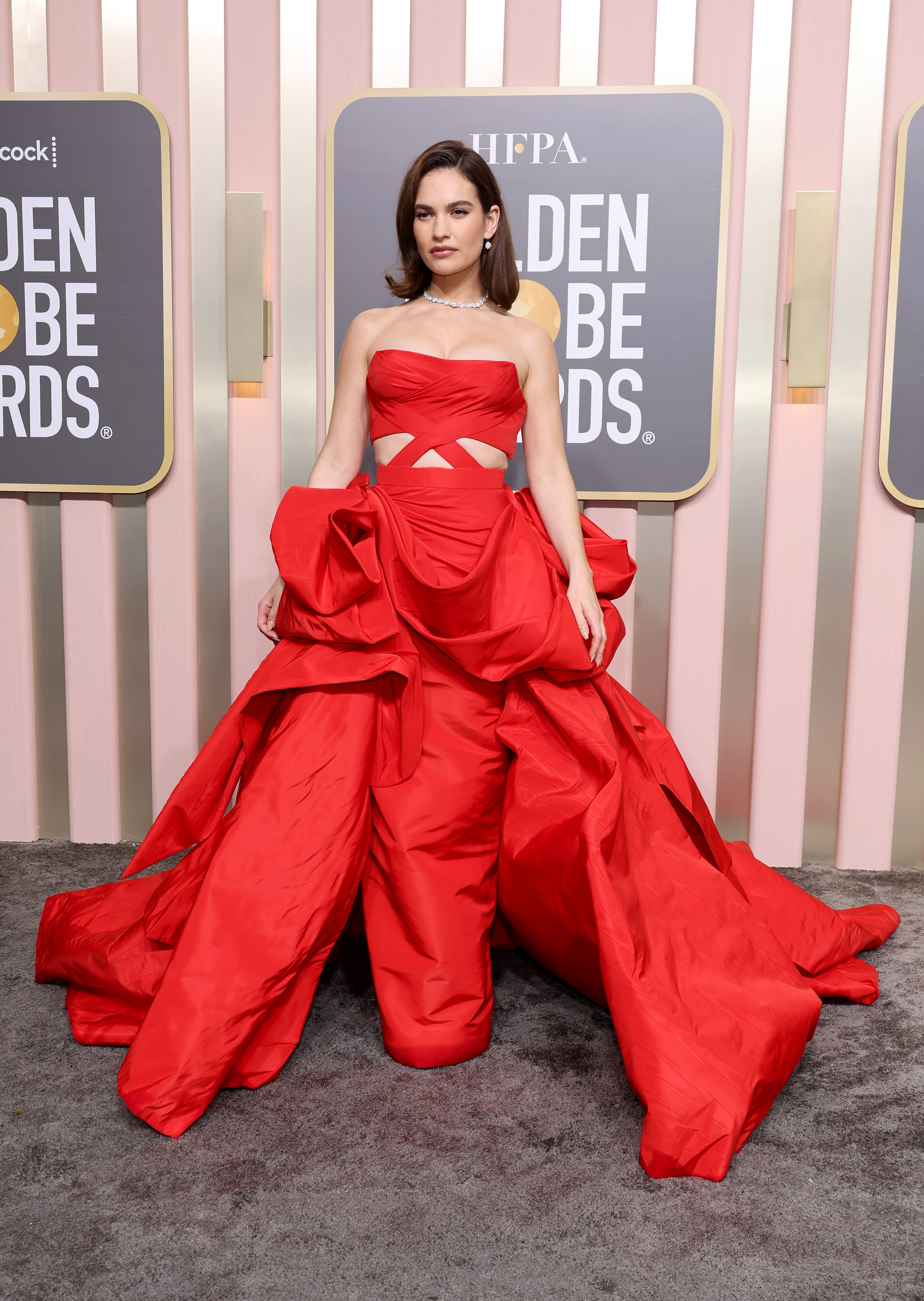 80th Annual Golden Globe Awards – Arrivals Lily James com vestido vermelho volumoso no Globo de Ouro 2023