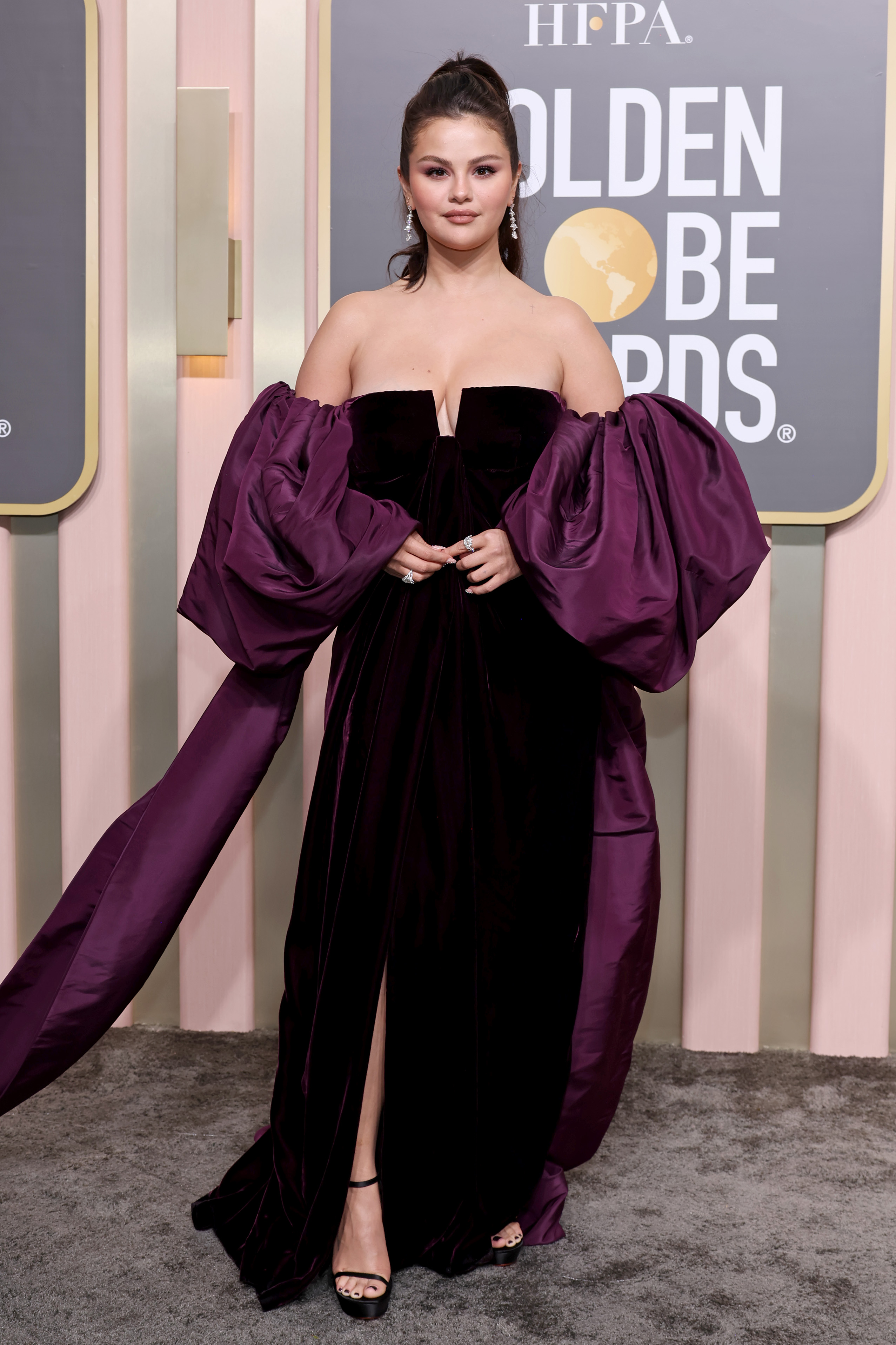 80th Annual Golden Globe Awards – Arrivals Selena Gomez usando vestido de veludo com mangas bufantes em roxo no Globo de Ouro 2023