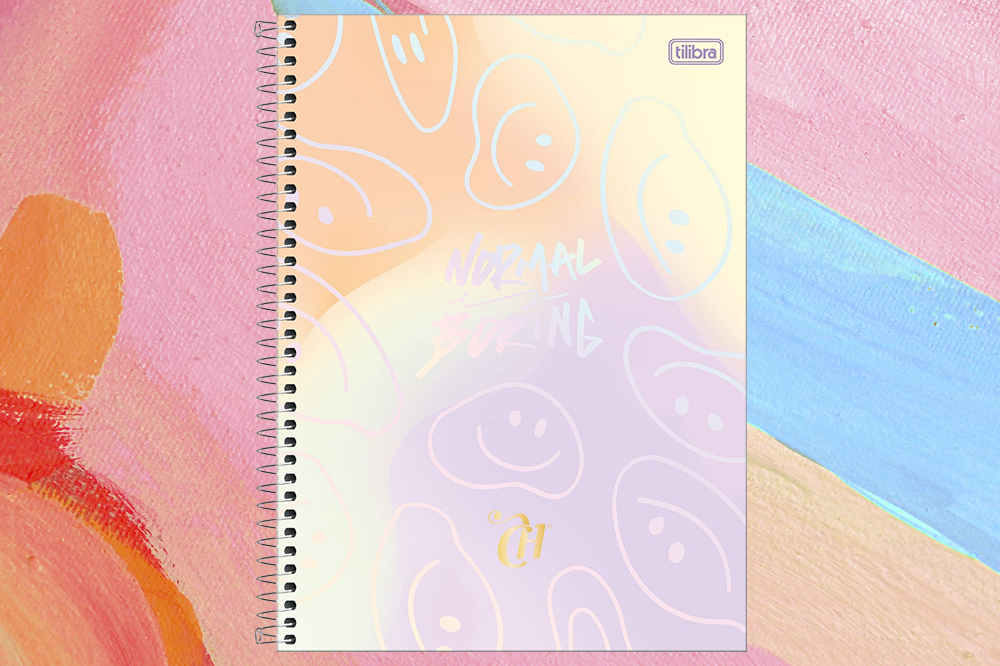 material-escolar-capricho-2023-signo-gemeos Caderno 10 matérias universitário da CAPRICHO para Tilibra. Montagem em fundo rosa, azul e laranja