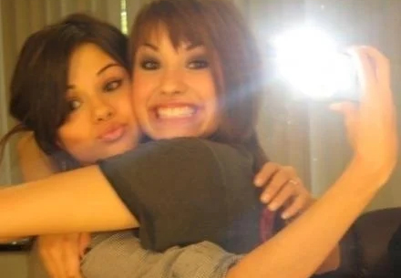 Selena e Demi em foto antiga dos anos 2000 Selena e Demi em foto antiga dos anos 2000