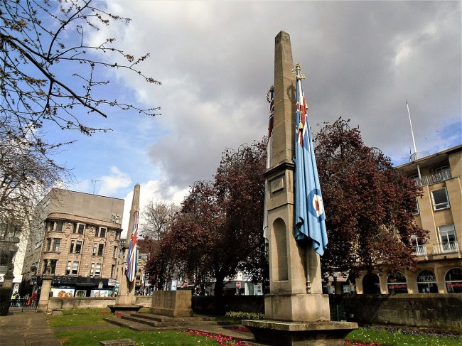 “Soldado fantasma” aparece sentado em frente à memorial de guerra; assista! Memorial de guerra e todos os Santos igreja em Northampton, Reino Unido