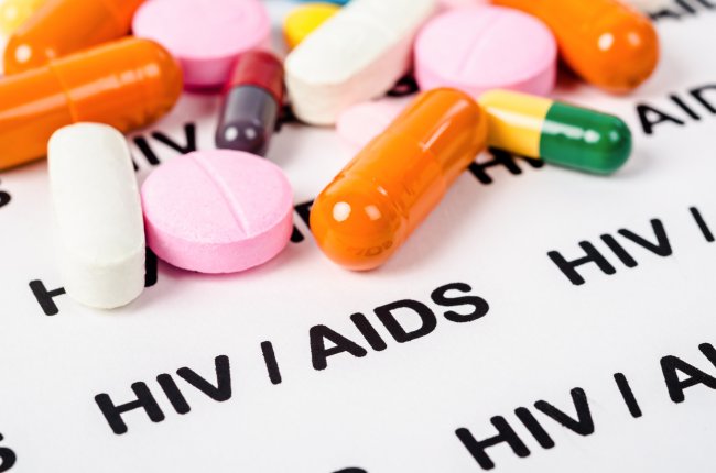 Ciência confirma 5ª caso da “cura” da Aids no mundo; entenda! Pílulas contra o HIV sobre uma fundo branco; elas são coloridas