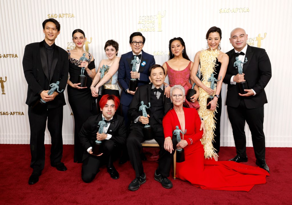 Elenco de Tudo em Todo Lugar Ao Mesmo Tempo posando para foto sorrindo enquanto seguram seus prêmios no SAG Awards 2023