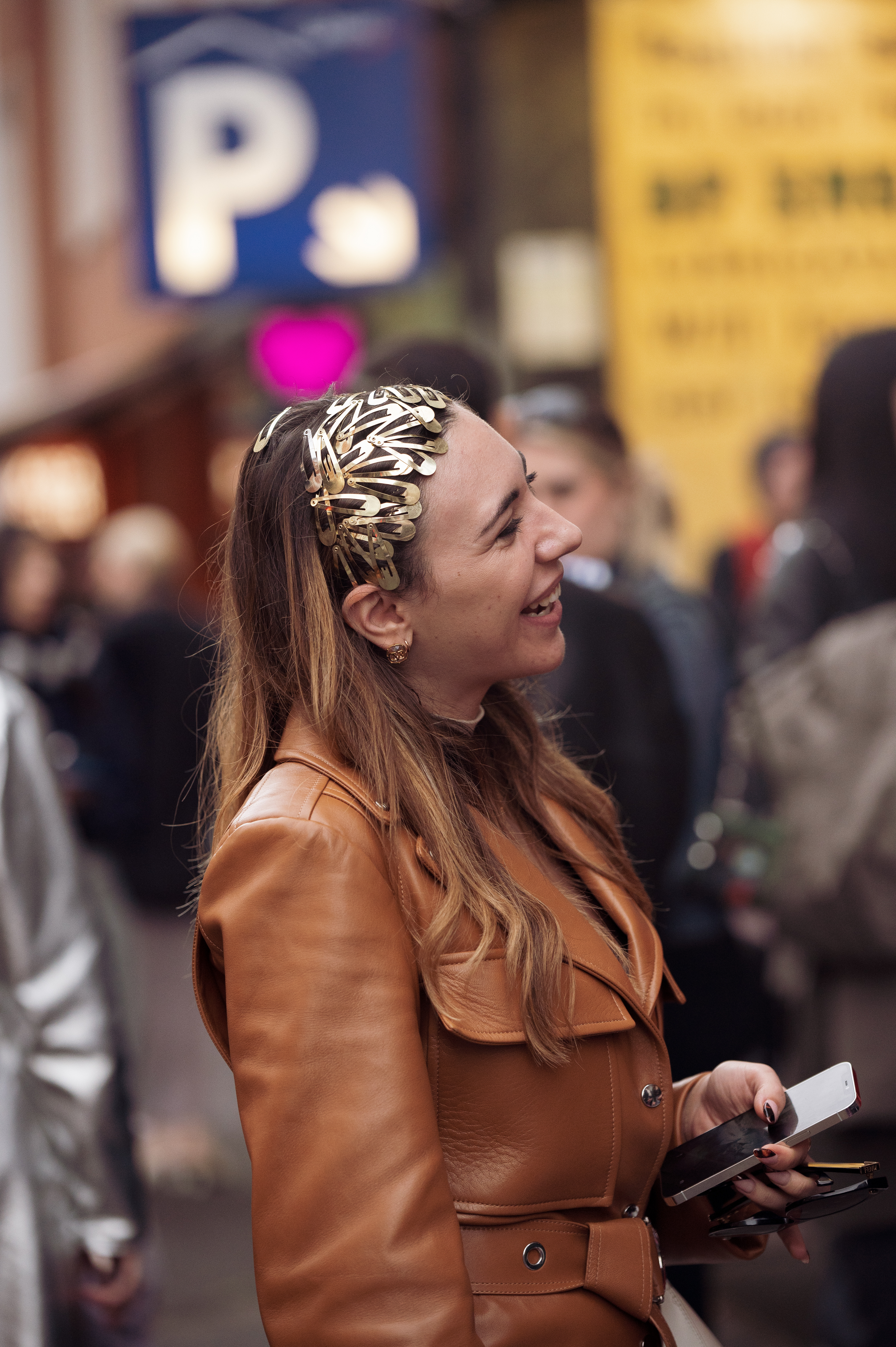 Street Style – LFW February 2023 Pessoa usando presilhas metalizadas douradas no cabelo em look do street style da semana de moda de Londres