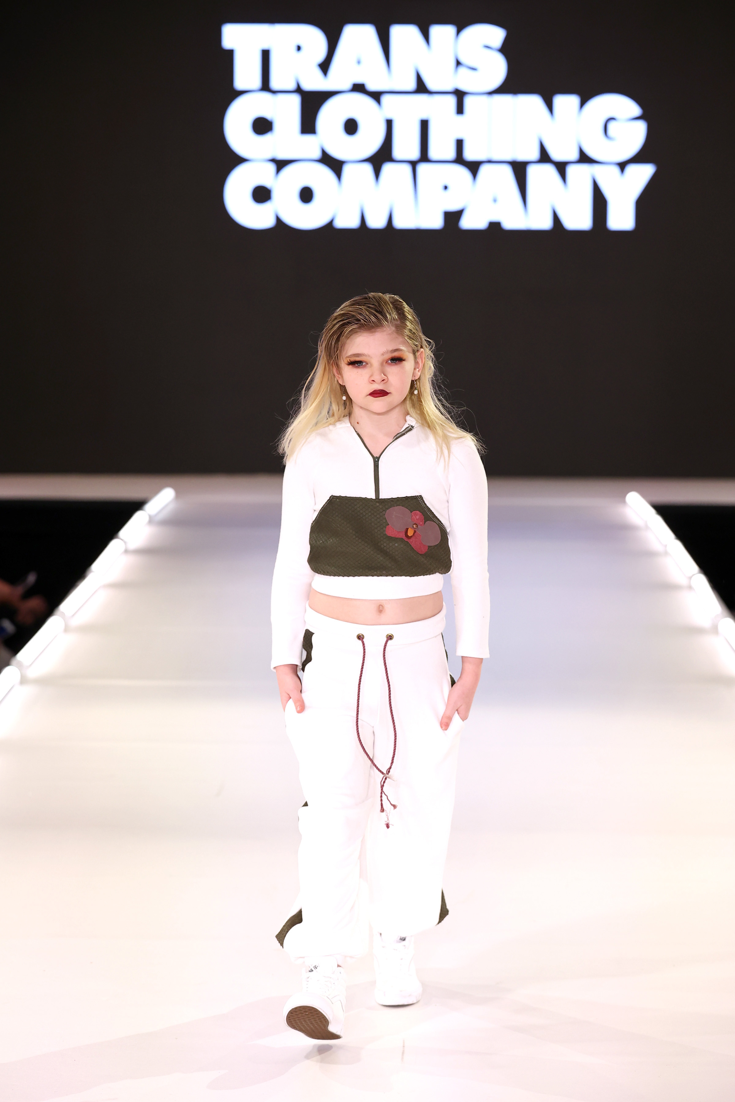 Noella McMaher em desfile da Trans Clothing Company na semana de moda de Nova York em fevereiro de 2022