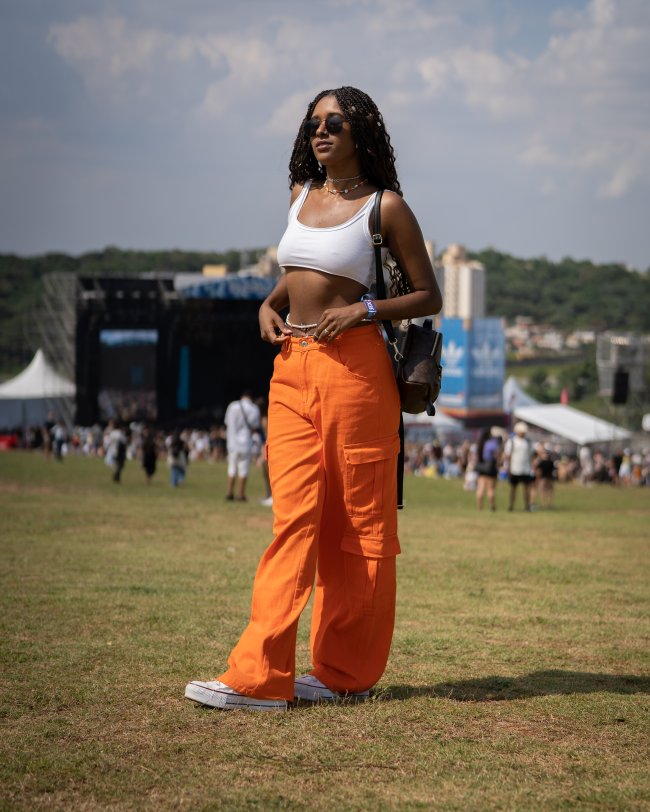 look-calca-colorida-lollapalooza23 Look calça cargo colorida no Lollapalooza 2023