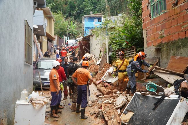 Serviços auxiliarão as equipes na retirada dos entulhos em locais afetados pelas fortes chuvas que atingiram o Litoral Norte Equipe de resgate trabalha na retirada dos entulhos em locais afetados pelas fortes chuvas que atingiram o Litoral Norte